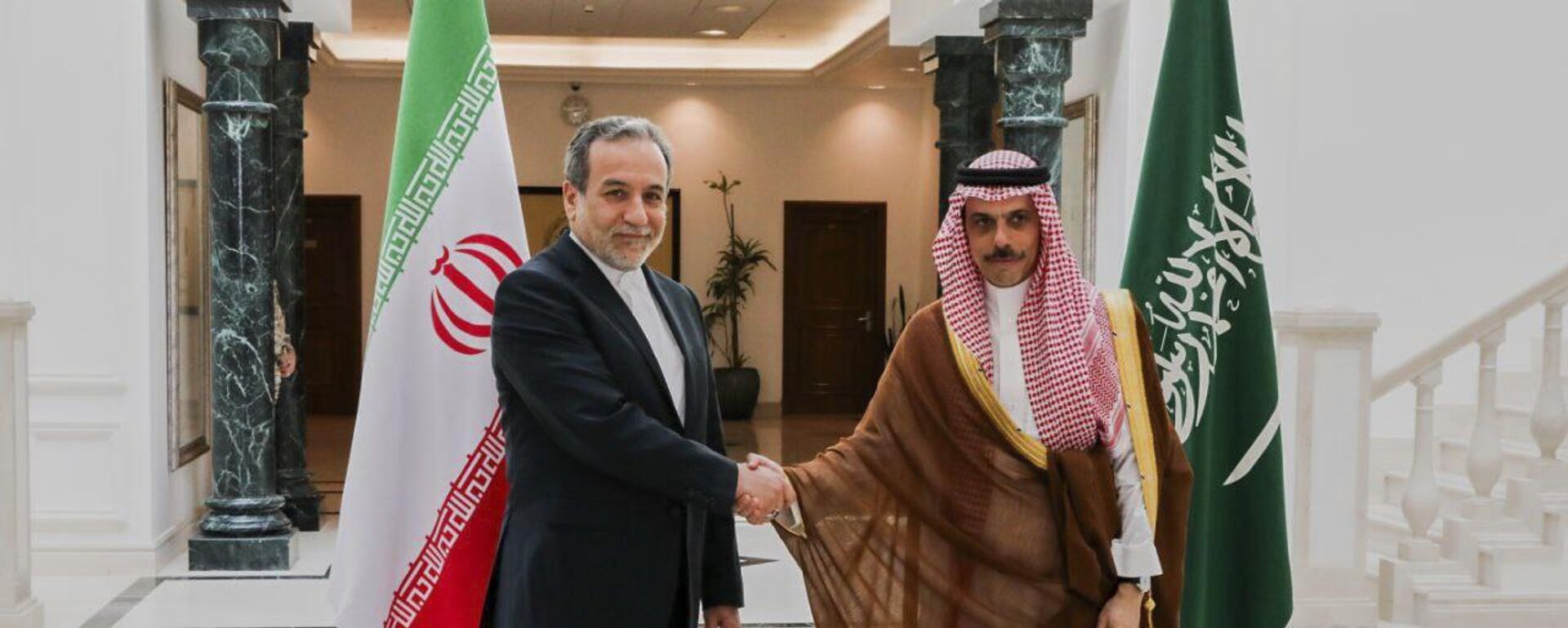 وزير الخارجية السعودي، الأمير فيصل بن فرحان، يستقبل نظيره الإيراني، عباس عراقجي، في جدة، المملكة العربية السعودية، 10 مايو/ أيار 2025 - سبوتنيك عربي, 1920, 13.06.2025