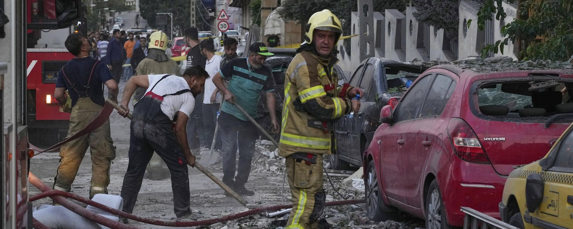 أضرار في مبنى سكني نتيجة الهجوم الإسرائيلي على العاصمة الإيرانية طهران، الجمعة 13 يونيو/حزيران 2025 - سبوتنيك عربي, 1920, 13.06.2025
