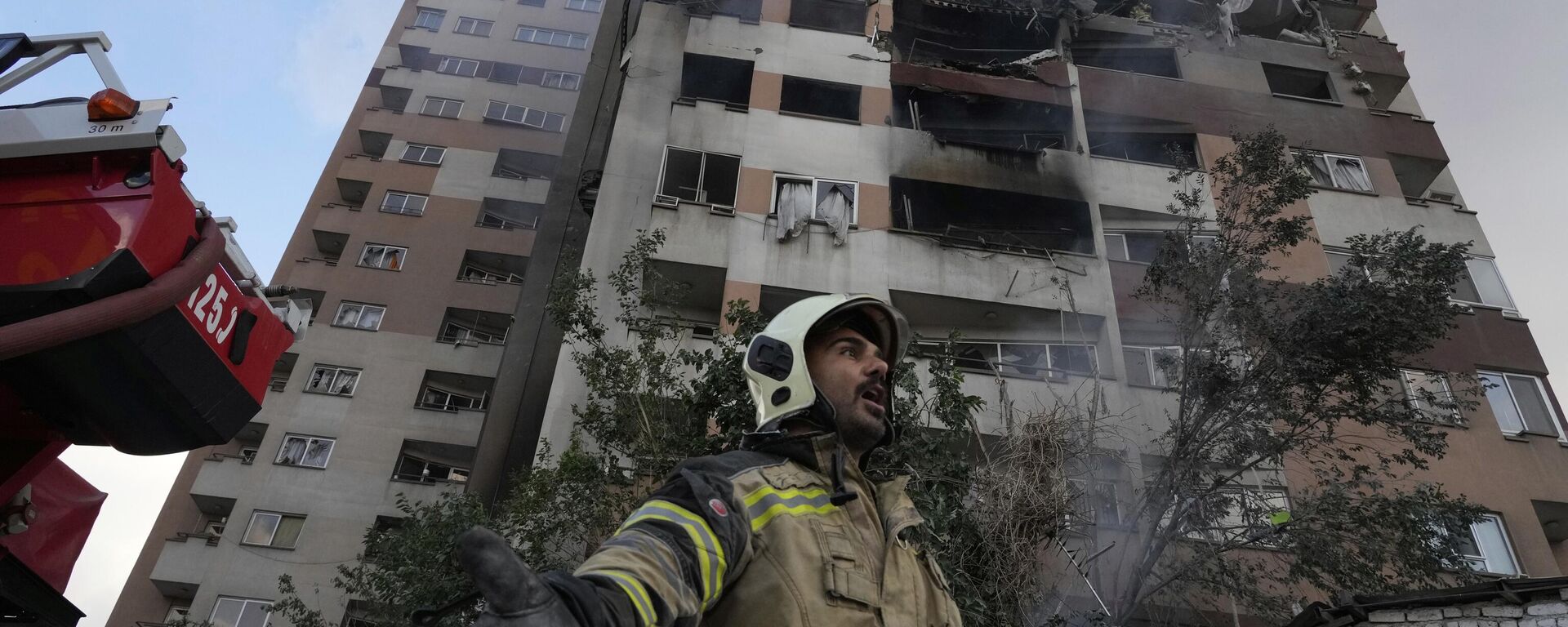 أضرار في مبنى سكني نتيجة الهجوم الإسرائيلي على العاصمة الإيرانية طهران، الجمعة 13 يونيو/حزيران 2025 - سبوتنيك عربي, 1920, 13.06.2025