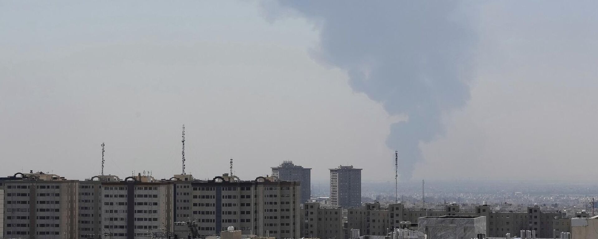 دخان كثيف يتصاعد من منشأة نفطية، بعد انفجار وقع في جنوب طهران، إيران، 14 يونيو/ حزيران 2025 - سبوتنيك عربي, 1920, 16.06.2025