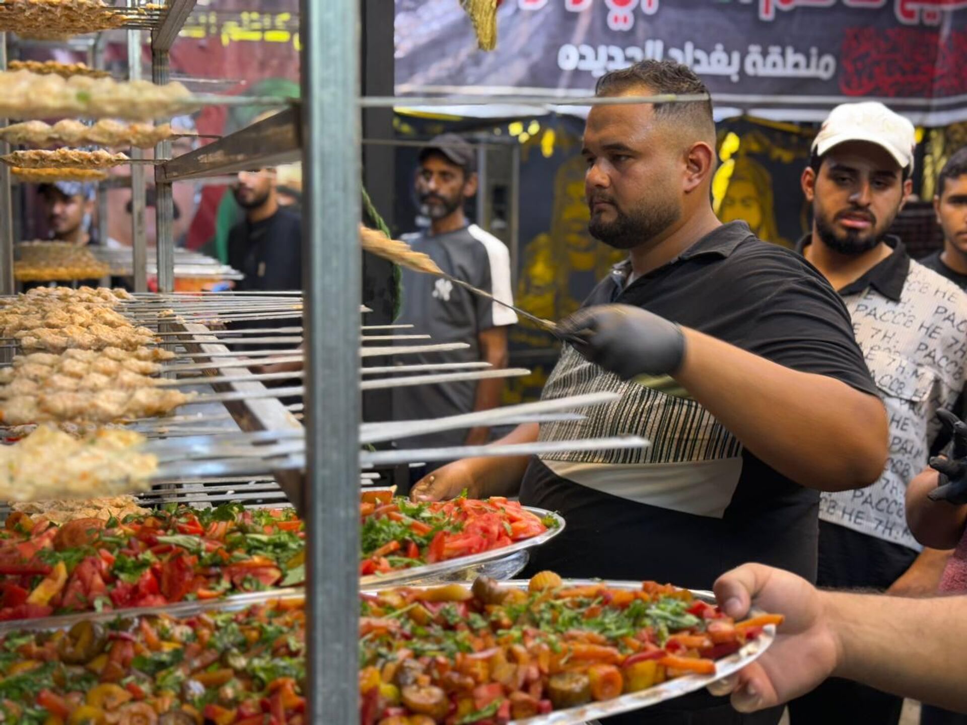 الزيارة الأربعينية.. مواكب عراقية تقدم مائدة طعام مجانية للزوار من مختلف دول العالم  - سبوتنيك عربي, 1920, 12.08.2025