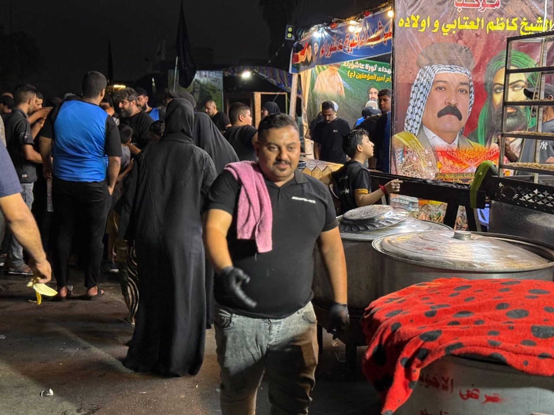 الزيارة الأربعينية.. مواكب عراقية تقدم مائدة طعام مجانية للزوار من مختلف دول العالم  - سبوتنيك عربي, 1920, 12.08.2025