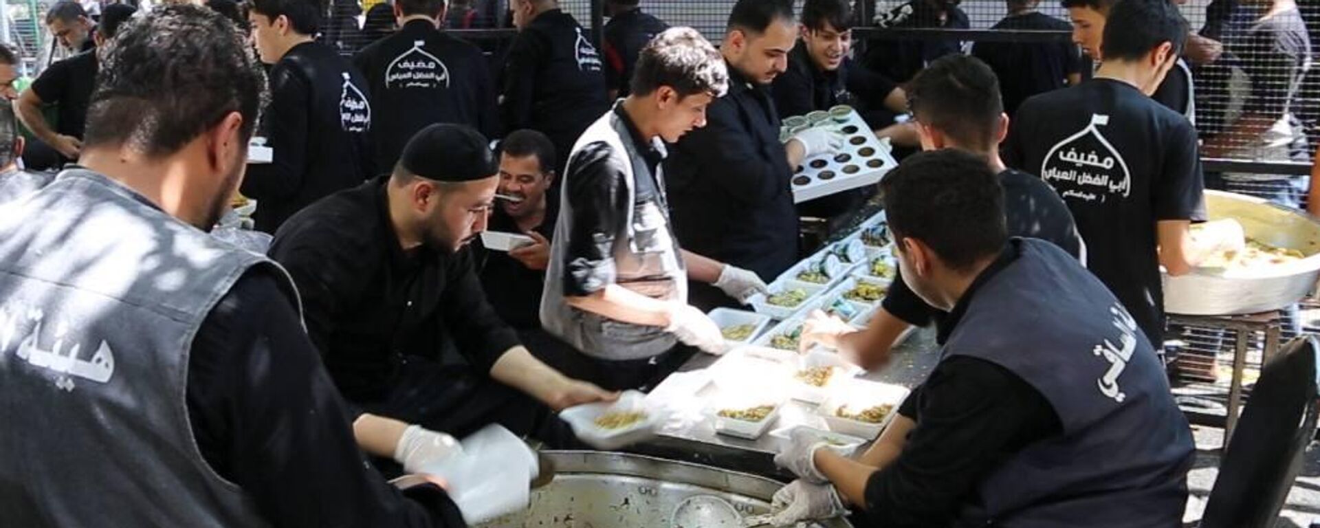 من قلب الكرخ إلى أحياء بغداد الفقيرة.. مطبخ الرحمة يطعم الجائعين بلا شروط - سبوتنيك عربي, 1920, 18.08.2025