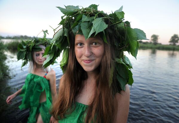 فتيات أثناء احتفالات المهرجان الصيفي بمناسبة العيد الشعبي السلافي إيفانا كوبالا على شاطئ خليج بريبيات في مدينة توروف في بيلاروسيا 6 يوليو 2020 فتيات أثناء احتفالات المهرجان الصيفي بمناسبة العيد الشعبي السلافي إيفانا كوبالا على شاطئ خليج بريبيات في مدينة توروف في بيلاروسيا 6 يوليو 2020 - سبوتنيك عربي