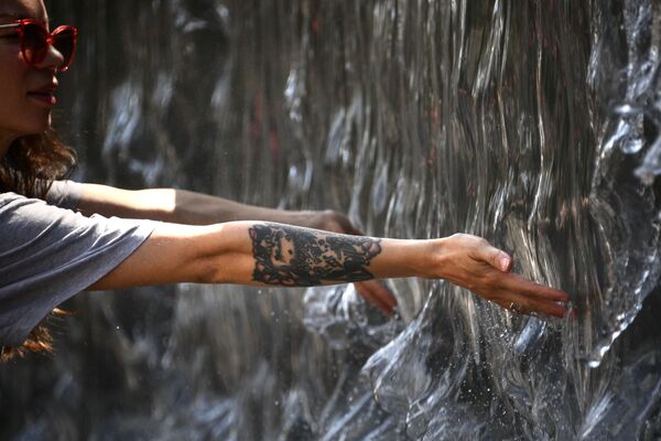 فتاة تقف بالقرب من نافورة الخيول الثلاثة في ساحة مانيجنايا في يوم حار في موسكو فتاة تقف بالقرب من نافورة الخيول الثلاثة في ساحة مانيجنايا في يوم حار في موسكو - سبوتنيك عربي