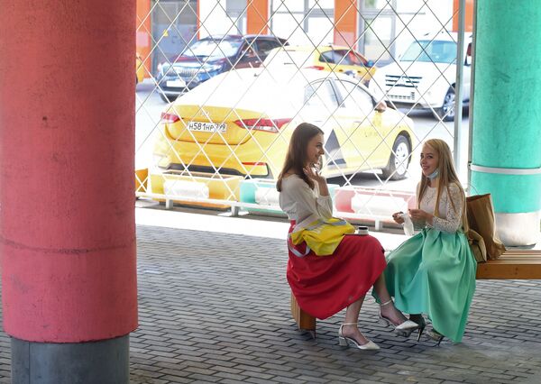 المقبلات على اختبارات القبول أمام المبنى الأكاديمي الجديد للمعهد الروسي للفنون المسرحية المقبلات على اختبارات القبول أمام المبنى الأكاديمي الجديد للمعهد الروسي للفنون المسرحية - سبوتنيك عربي