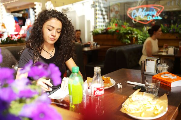 فتاة تجلس في مقهى صيفي في حي ستاري أربات في موسكو فتاة تجلس في مقهى صيفي في حي ستاري أربات في موسكو - سبوتنيك عربي