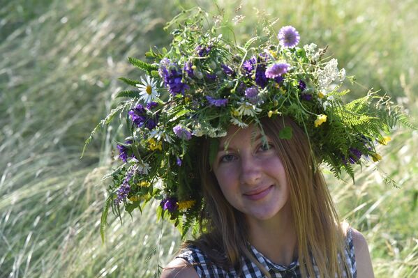 فتاة أثناء احتفالات المهرجان الصيفي بمناسبة العيد الشعبي السلافي إيفانا كوبالا في أوكرانيا، 6 يوليو 2020 فتاة أثناء احتفالات المهرجان الصيفي بمناسبة العيد الشعبي السلافي إيفانا كوبالا في أوكرانيا، 6 يوليو 2020 - سبوتنيك عربي