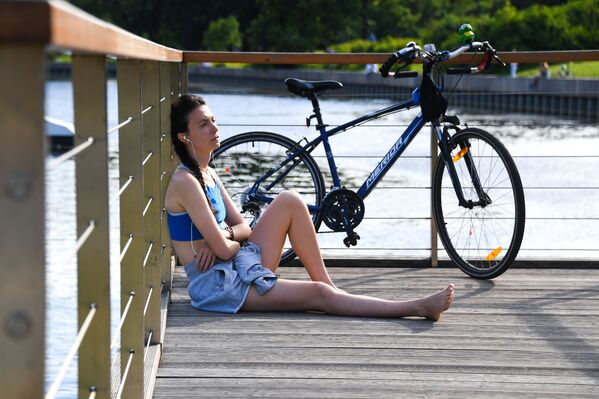 فتاة أثناالاسترخاء في حديقة في دي إن خا في موسكو، 30 يونيو 2020 فتاة أثناالاسترخاء في حديقة في دي إن خا في موسكو، 30 يونيو 2020 - سبوتنيك عربي