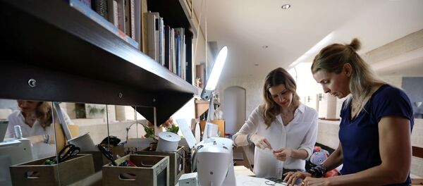 المصممتان سلمى دجاني والأميرة الأردنية نجلاء بنت عاصم أثناء العمل على صناعة كمامة من قشرة الباذنجان، عمان، الأردن 23 يونيو/ حزيران 2020 - سبوتنيك عربي