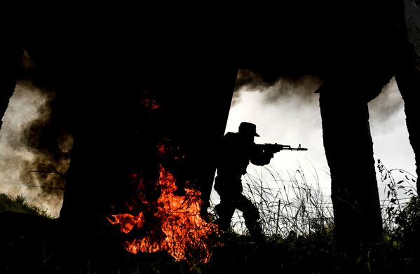 جندي من فرقة تامان في أحد حقول التدريب العسكري في المنطقة العسكرية الغربية من ضواحي موسكو، روسيا 8 يوليو 2020 - سبوتنيك عربي