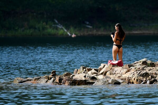 فتاة تستجم في منطقة خليج شوميخا في كراسنويارسكي كراي، روسيا 8 يوليو 2020 - سبوتنيك عربي