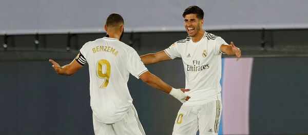 ماركو أسينسيو لاعب ريال مدريد يحتفل مع كريم بنزيما في  الدوري الإسباني - سبوتنيك عربي