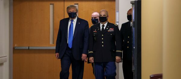 الرئيس الأمريكي دونالد ترامب يرتدي الكمامة لأول مرة الرئيس الأمريكي دونالد ترامب يرتدي الكمامة لأول مرة - سبوتنيك عربي