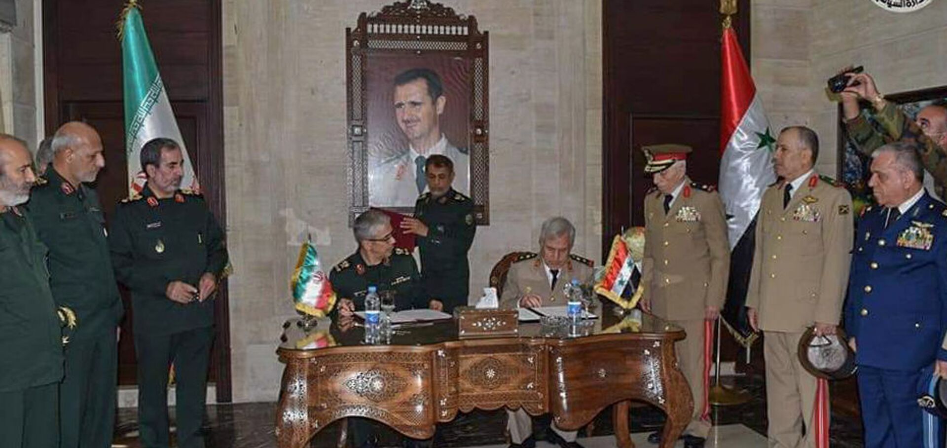 وزير الدفاع السوري، علي عبد الله أيوب، ورئيس أركان الجيش الإيراني، محمد باقري، يوقعان اتفاقية شاملة للتعاون العسكري بين البلدين - سبوتنيك عربي, 1920, 13.07.2020
