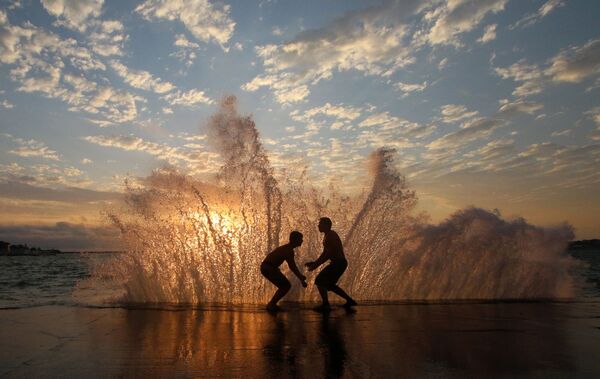 رجال على شاطئ سيفاستوبل في يوم حار، شبه جزيرة القرم الروسية 13 يوليو 2020 - سبوتنيك عربي