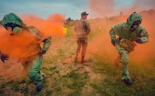 المشاركون في المرحلة الأولى من المسابقة الروسية للشرطة العسكرية ستراجا بوريداكا (حراس القانون) في ضواحي موسكو، 13 يوليو 2020 - سبوتنيك عربي