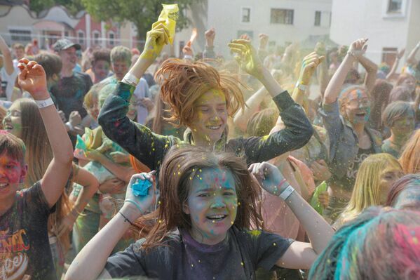 مواطنون في مهرجان ColorFest في مينسك، بيلاروسيا 11 يوليو 2020 - سبوتنيك عربي