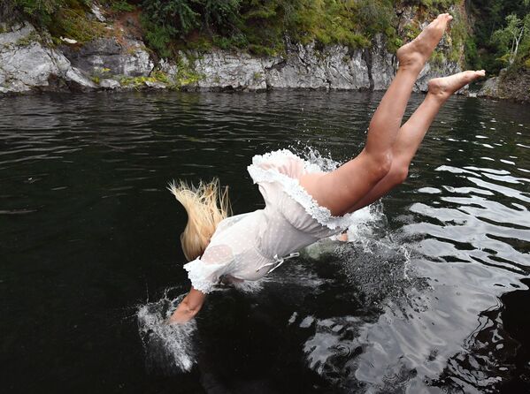 موظفة في شركة سياحية أثناء الاسترخاء على يخت على نهر ينيسي، روسيا 15 يوليو 2020 - سبوتنيك عربي