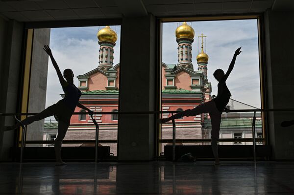 راقصات الباليه خلال بروفة في مسرح الكرملين للباليه بمبنى قصر الكرملين الحكومي في موسكو، روسيا 13 يوليو 2002. يذكر أن المسرح يخطط لإعادة فتح أبوابه أمام الجمهور في سبتمبر/ أيلول القادم. - سبوتنيك عربي
