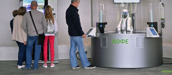 روبوت باريستا في حديقة زارياديه في موسكو روبوت باريستا في حديقة زارياديه في موسكو - سبوتنيك عربي