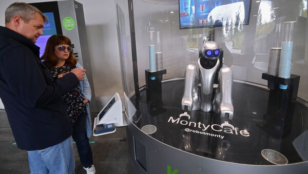 روبوت باريستا في حديقة زارياديه في موسكو - سبوتنيك عربي