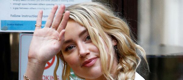 الممثلة الأمريكية آمبر هيرد تلوح للصحفيين أثناء دخولها المحكمة العليا في بريطانيا، 20 يوليو/ تموز 2020 الممثلة الأمريكية آمبر هيرد تلوح للصحفيين أثناء دخولها المحكمة العليا في بريطانيا، 20 يوليو/ تموز 2020 - سبوتنيك عربي