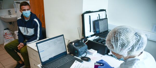 عمل اختبار المرض الفيروسي كوفيد-19، الذي يسببه فيروس كورونا، للركاب في مطار شيريميتيفو في موسكو، روسيا 20 يوليو 2020 - سبوتنيك عربي