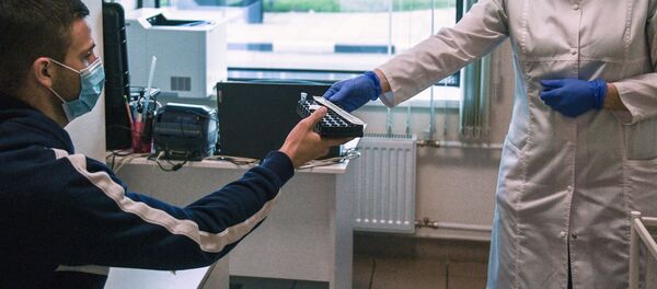 عمل اختبار المرض الفيروسي كوفيد-19، الذي يسببه فيروس كورونا، للركاب في مطار شيريميتيفو في موسكو، روسيا 20 يوليو 2020 - سبوتنيك عربي