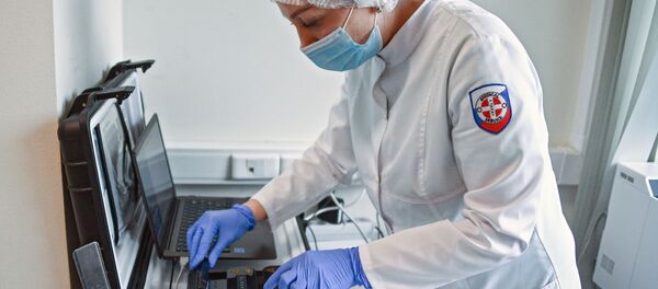 عمل اختبار المرض الفيروسي كوفيد-19، الذي يسببه فيروس كورونا، للركاب في مطار شيريميتيفو في موسكو، روسيا 20 يوليو 2020 - سبوتنيك عربي