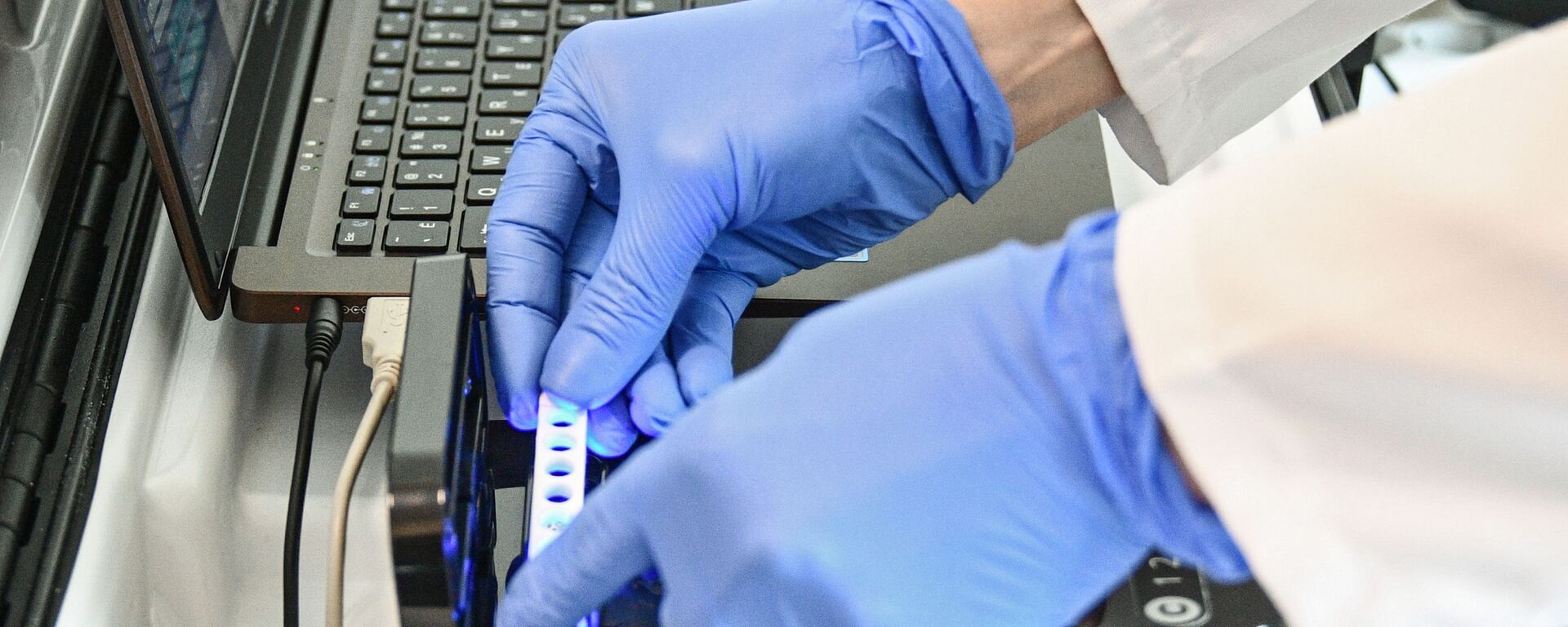 عمل اختبار المرض الفيروسي كوفيد-19، الذي يسببه فيروس كورونا، للركاب في مطار شيريميتيفو في موسكو، روسيا 20 يوليو 2020 - سبوتنيك عربي, 1920, 28.11.2021