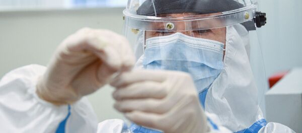 عمل اختبار المرض الفيروسي كوفيد-19، الذي يسببه فيروس كورونا، للركاب في مطار شيريميتيفو في موسكو، روسيا 20 يوليو 2020 - سبوتنيك عربي