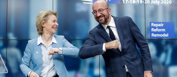 رئيس المجلس الأوروبي تشارلز ميشيل ورئيسة المفوضية الأوروبية أورسولا فون دير لين، يتصافحان بالكوع في نهاية مؤتمر صحفي عقب قمة أوروبية استمرت أربعة أيام في المجلس الأوروبي في بروكسل، بلجيكا، 21 يوليو 2020 رئيس المجلس الأوروبي تشارلز ميشيل ورئيسة المفوضية الأوروبية أورسولا فون دير لين، يتصافحان بالكوع في نهاية مؤتمر صحفي عقب قمة أوروبية استمرت أربعة أيام في المجلس الأوروبي في بروكسل، بلجيكا، 21 يوليو 2020 - سبوتنيك عربي