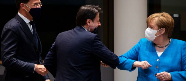 المستشارة الألمانية أنجيلا ميركل تحيي رئيس الوزراء الإيطالي جوزيبي كونتي بالكوع أثناء اجتماع على هامش أول قمة للاتحاد الأوروبي وجهاً لوجه منذ تفشي المرض الفيروس (كوفيد-19)، في بروكسل، بلجيكا 18 يوليو 2020. - سبوتنيك عربي