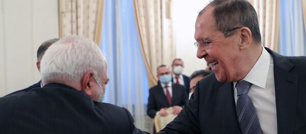 وزير الخارجية الروسي سيرغي لافروف ونظيره الإيراني محمد جواد ظريف خلال اجتماع في موسكو، 21 يوليو 2020 - سبوتنيك عربي