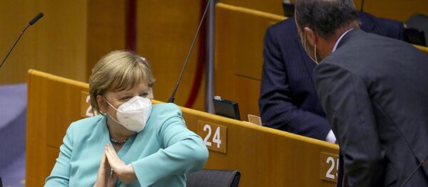 أرشيف من 8 يوليو 2020، ترحب المستشارة الألمانية أنجيلا ميركل بالحضور بكوعها أثناء جلسة عامة في البرلمان الأوروبي في بروكسل.  - سبوتنيك عربي