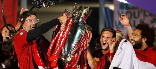 تتويج فريق نادي كرة القدم ليفربول بلقب البريمر ليغ، كأس بطولة الدوري الإنجليزي، إنجلترا 23 يوليو 2020 - سبوتنيك عربي