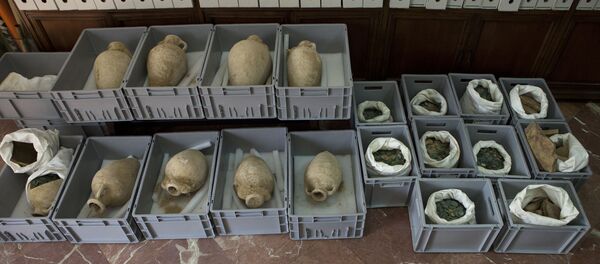 تحف رومانية قديمة تدعى أمفوراي - سبوتنيك عربي