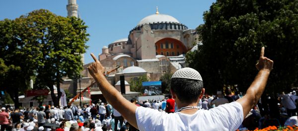 إقبال المصلين على آيا صوفيا في إسطنبول بعد تحويلها إلى جامع، لأداء أول صلاة جمعة - سبوتنيك عربي