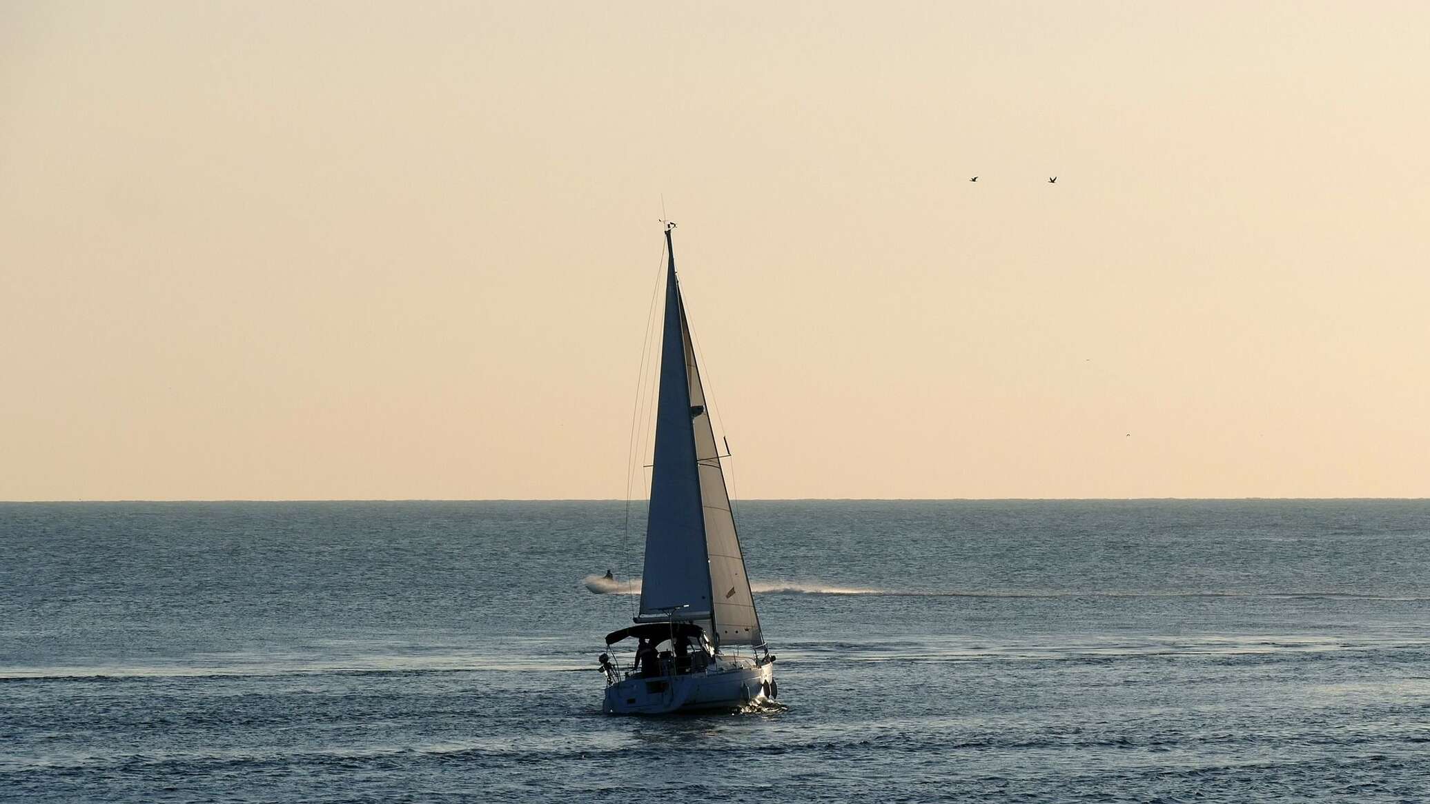 بطل مصري يحطم رقما قياسيا بسحب سفينة وزنها 700 طن بأسنانه