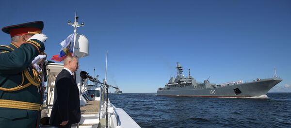 الرئيس الروسي فلاديمير بوتين خلال تفقد القوات البحرية الروسية خلال العرض العسكري في كرونشتاد - سبوتنيك عربي