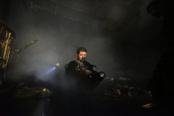  بالصور... آثار حريق سوق البزورية الشهير بدمشق القديمة - سبوتنيك عربي