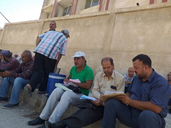 عمال كهرباء الحسكة يقدمون الخدمات على الرصيف بعد استيلاء مسلحين على شركتهم...فيديو - سبوتنيك عربي