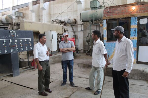 عمال كهرباء الحسكة يقدمون الخدمات على الرصيف بعد استيلاء مسلحين على شركتهم...فيديو - سبوتنيك عربي