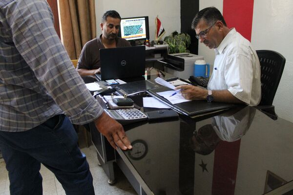 عمال كهرباء الحسكة يقدمون الخدمات على الرصيف بعد استيلاء مسلحين على شركتهم...فيديو - سبوتنيك عربي