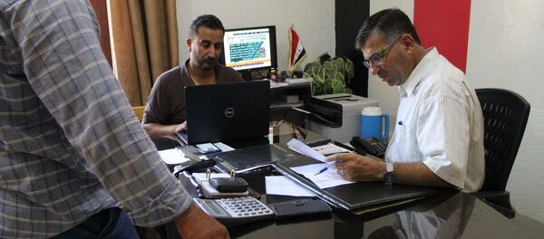 عمال كهرباء الحسكة يقدمون الخدمات على الرصيف - سبوتنيك عربي