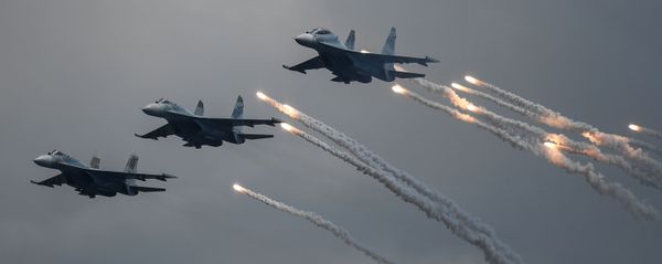مقاتلات متعددة المهام سو-30 إس إم خلال مراسم الاحتفال بيوم البحرية العسكرية الروسية في سيفاستوبل، روسيا 26 يوليو 2020 - سبوتنيك عربي