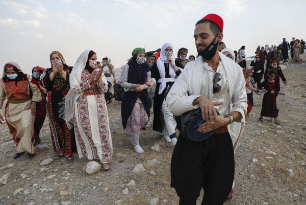 فلسطينيون يحتفلون بيوم الثوب الفلسطيني احتفالا بيوم الزي الفلسطيني في قرية الجفتلك وادي الأردن، 26 يوليو 2020 - سبوتنيك عربي