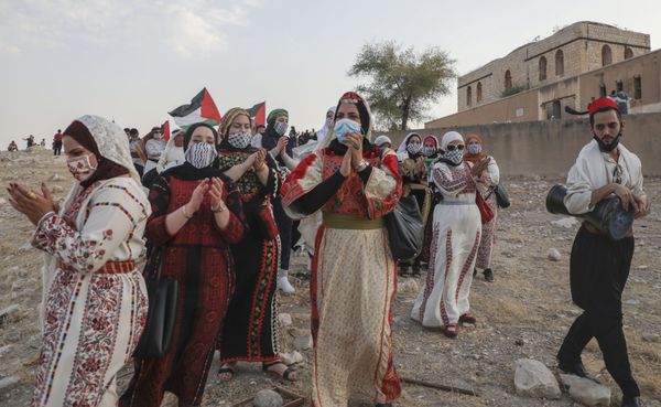 فتيات فلسطينيات يرتدين الثوب الفلسطيني، و كمامات على شكل كوفية، احتفالا بيوم الزي الفلسطيني في قرية الجفتلك وادي الأردن، 26 يوليو 2020 - سبوتنيك عربي