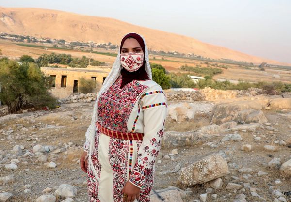 فلسطينية ترتدي الثوب الفلسطيني وكمامة مطرزة احتفالا بيوم الزي الفلسطيني في قرية الجفتلك وادي الأردن، 26 يوليو 2020 - سبوتنيك عربي